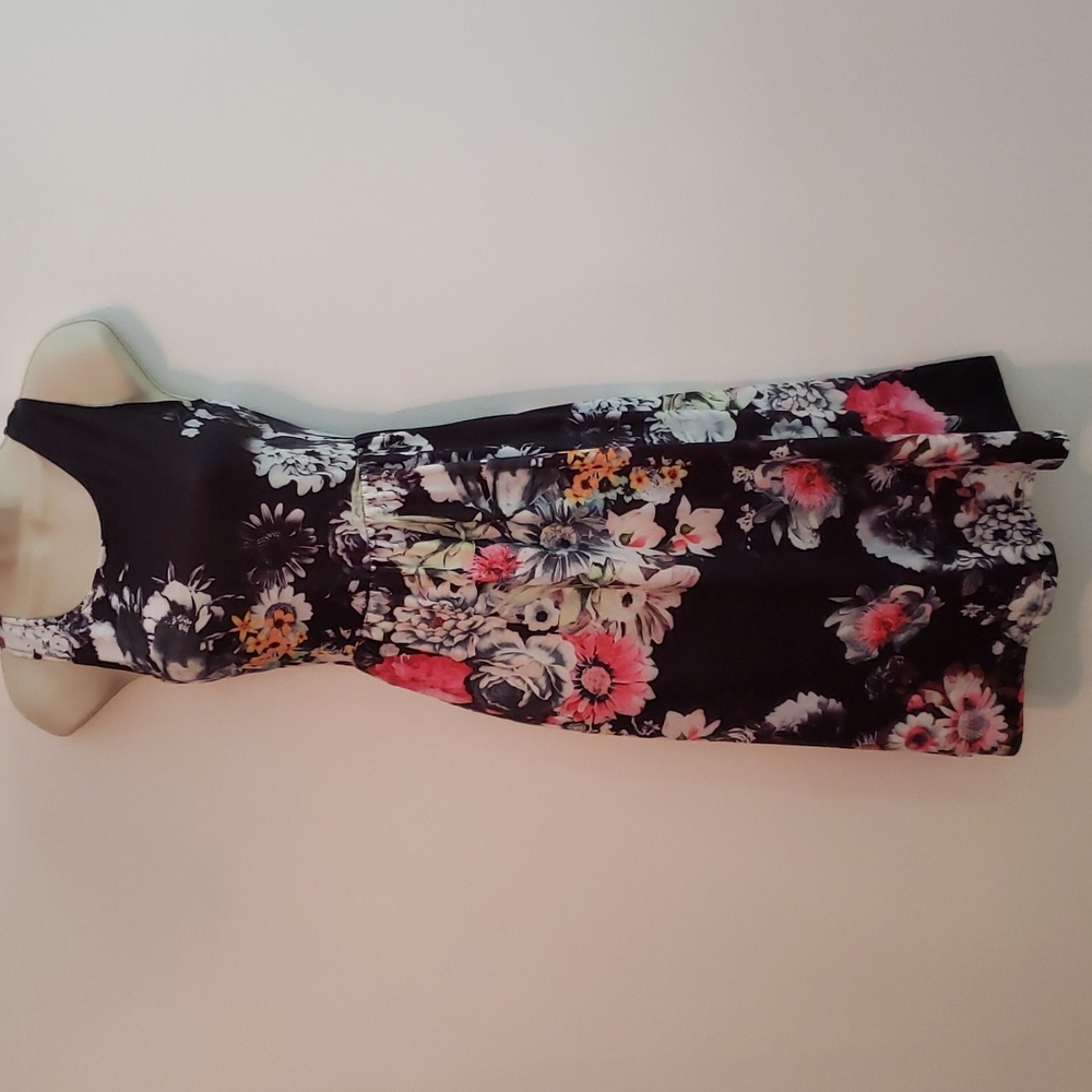 Very pretty little dress. Size S-M.  Excellent condition
